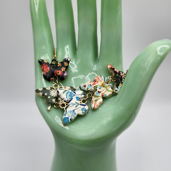 Charming gold tone multicolored butterfly charm bracelet!  Very pretty statement - Picture 2 of 6